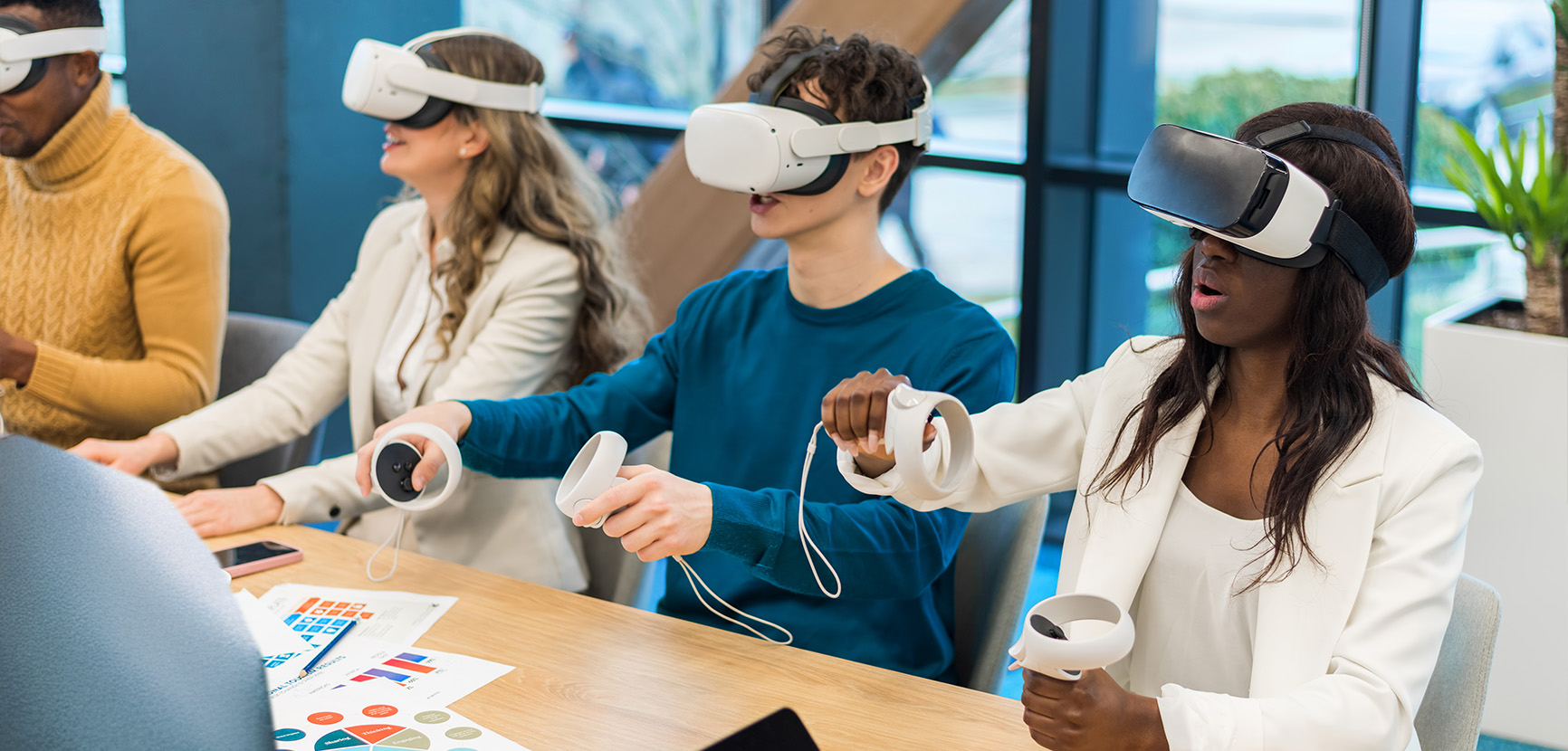 Lerngruppe mit VR-Brillen